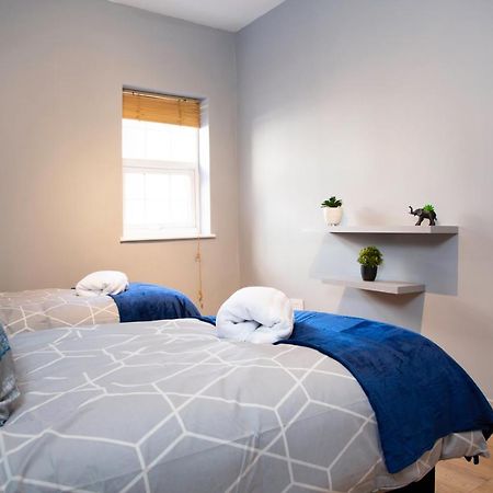 City Centre 2 Bed Flat Sleeps 3 For Work And Leisure With Free Wifi By Amazing Spaces Relocations Ltd 沃灵顿 外观 照片